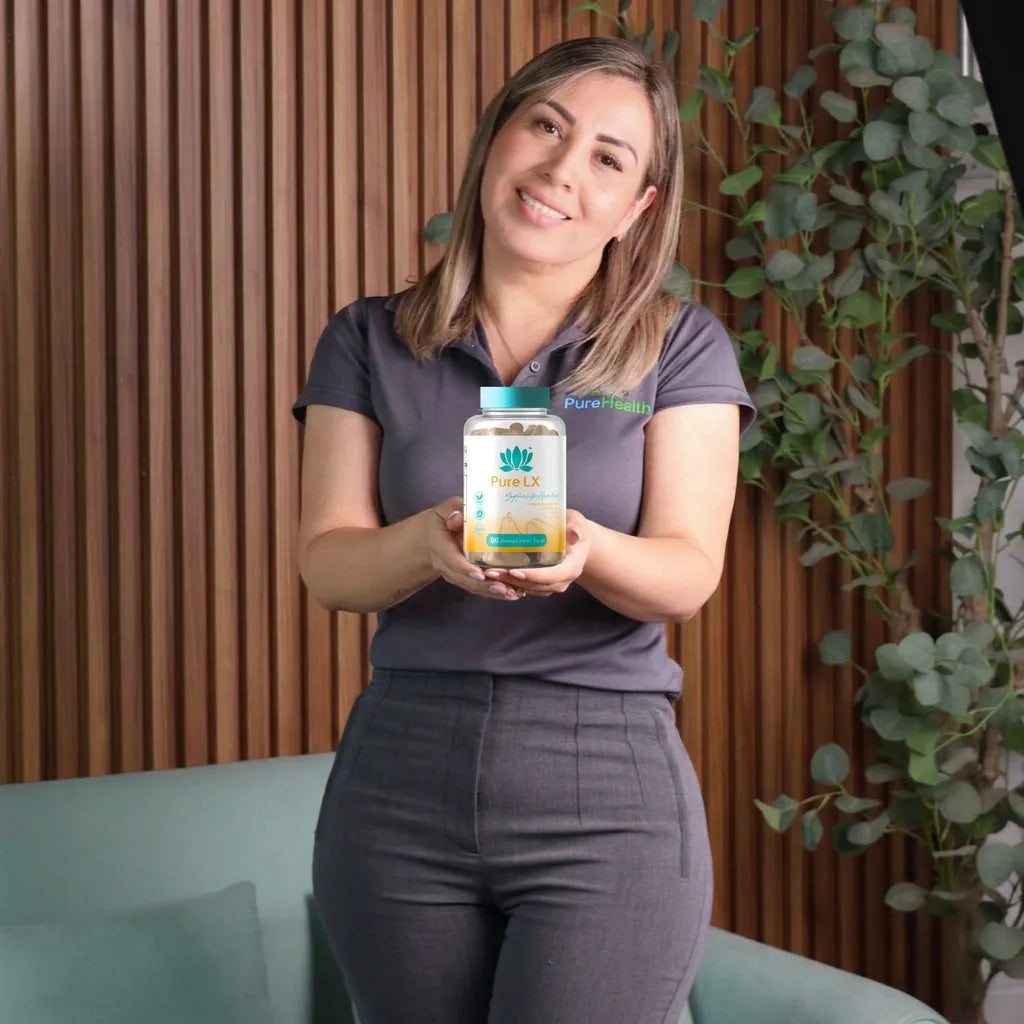 Jessy Zamarripa sostiene un frasco de Pure LX